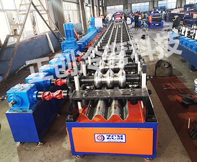 三波護(hù)欄板生產(chǎn)線