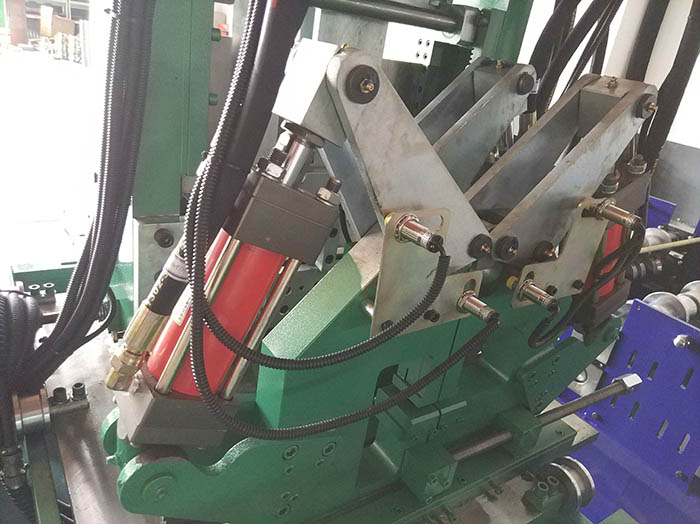  全自動C/Z型鋼一體機(jī)又叫C/Z互換壓型機(jī),C、Z互換檁條機(jī)，是將C型機(jī)和Z型機(jī)合二為一的壓瓦機(jī)設(shè)備，為用戶提供的可通過PLC電腦控制在短時間內(nèi)實現(xiàn)C/Z兩種型號各種規(guī)格檁條互換生產(chǎn)的高自動化檁條成型設(shè)備。正創(chuàng)品牌全自動C、Z互換檁條機(jī)生產(chǎn)過程完全自動控制，換規(guī)格時無須更換成型輥，徹底改變了使用C、Z兩種不同設(shè)備分別加工C、Z型兩種不同檁條的歷史，為用戶節(jié)省了大量的投資成本與場地空間。    C/Z互換檁條機(jī)產(chǎn)品亮點： 1、生產(chǎn)的C型檁條平直度好，具有良好的抗壓抗彎能力； 2、生產(chǎn)的Z型檁條可反向搭接安裝，連接點安裝強(qiáng)度加大； 3、全自動電控系統(tǒng)設(shè)有報錯裝置，確保生產(chǎn)線的安全穩(wěn)定； 4、驅(qū)動采用減速電機(jī)加變頻控制，速度控制，定長、定位準(zhǔn)確可靠； 5、可以輥壓CZ兩種不同型材，節(jié)約了用戶的購買成本和場地空間； 6、無須更換成型輥便可實現(xiàn)兩種型號型材的轉(zhuǎn)換，速度快、效率高。  正創(chuàng)C、Z互換檁條機(jī)由導(dǎo)向、矯平裝置、2臺液壓沖孔裝置、液壓切斷裝置、電控系統(tǒng)、液壓系統(tǒng)等組成。該設(shè)備通過三個減速機(jī)，經(jīng)鏈輪齒輪固定轉(zhuǎn)動固定軸，實現(xiàn)不同型號檁條的互換，可通過手工旋轉(zhuǎn)固定旋轉(zhuǎn)板來實現(xiàn)C/Z互換，檁條輸入的長度、縱向孔距、數(shù)量等參數(shù)，設(shè)備即可進(jìn)行自動沖孔、切斷、成型。全自動C/Z型檁條機(jī)具有運行穩(wěn)定可靠，沖壓孔精密度高，產(chǎn)量高，為廣大用戶帶來使用的便捷。  選型建議： 正創(chuàng)全自動C/Z型鋼一體機(jī)整機(jī)外形美觀、生產(chǎn)效率高，生產(chǎn)速度達(dá)到20m/min，其他常規(guī)參數(shù)有：成型輥道數(shù)為12道、機(jī)組*大切斷寬度300mm、*大剪切厚度3mm，如有特殊需求，建議您隨時撥打正創(chuàng)服務(wù)熱線：138-6180-1880，公司專業(yè)技術(shù)人員將會根據(jù)您的要求提供給您*為滿意的答復(fù)。  全自動C Z型鋼參數(shù)：